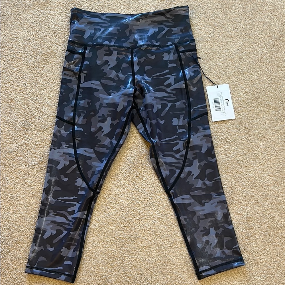 Zyia Women’s Black Camouflage Capri Leggings Size 6-8